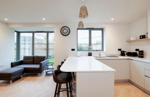 Spacious 5BR Home Near New Forest & Coast - Parking - Sleeps 10 - Photo 25