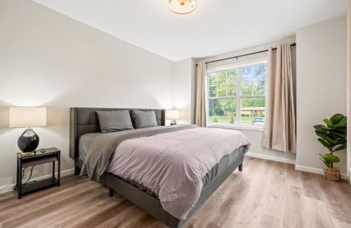 Huge 10BR Family Stay, Sleeps 20 in Bloomfield, CT - Photo 2