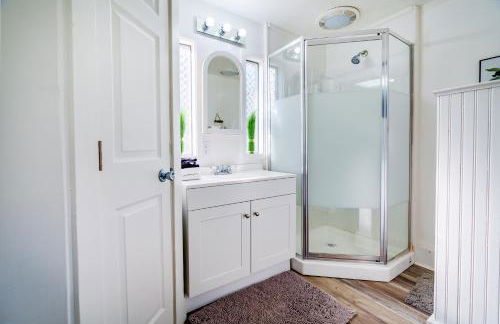 King Bed, Stocked Kitchen, Easy Driveway Parking, 2mi to Downtown & Coliseum - Foto 44