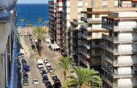 Piso familiar con amplia terraza 300m de la playa - Foto 2