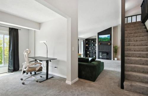 Stylish 2BR Loft Near ISU Hospitals & Downtown - Foto 12