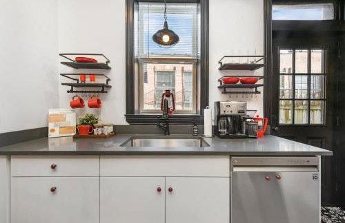 HostWise Stays - Prime Location in Lawrenceville, Exposed Brick 2BR Home - Foto 15