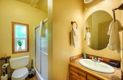 Riverfront Paradise w/ Hot Tub--Little River House - Foto 25