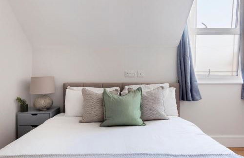 Elegant 2 Bed Flat with Balcony in Finchley - Photo 32