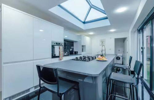 Group-Friendly Home near Manchester with Hot Tub and Private Cinema Room - Foto 1