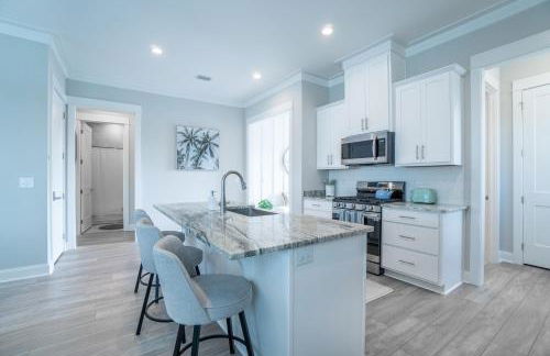 ~Spacious home near beach w/ game room and community pool~ - Photo 42