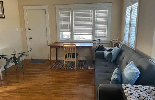 Cozy One Bedroom Apartment - Photo 2