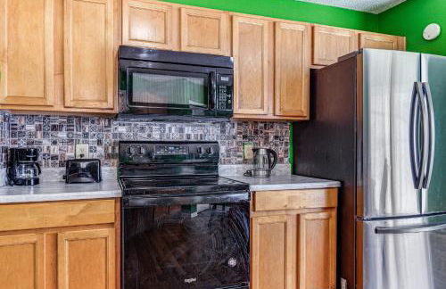 Patio and Yard! Family Home, 6 Mi to Airport - Foto 8