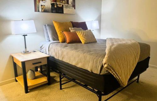 Downtown Condo Above Restaraunts- Free Parking - Foto 8