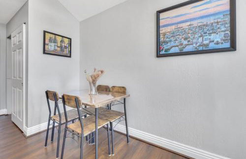 Point Loma 2BR Townhome w Parking in Prime Location - Foto 11