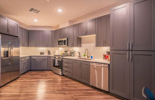 Chic Retreat Near Kierland Golf Pool Gym Washer DryerD - Foto 27