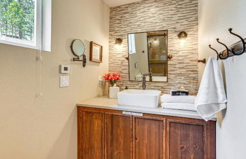 Lakefront Retreat with Kayaks, Paddle Boards and Deck! - Foto 15