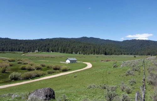 Off-The-Grid Cottage Rental with 360-Degree Mountain Views near Cascade, Idaho - Foto 16