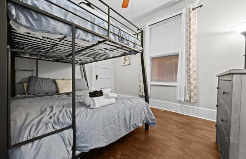 Stylish Home in Historic District Near Riverwalk - Foto 27