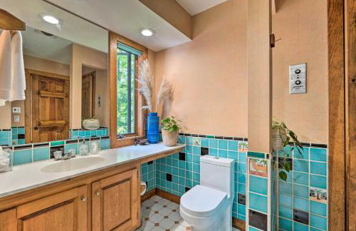 Luxe Plymouth Chalet with Indoor Pool and 3 Decks! - Foto 16