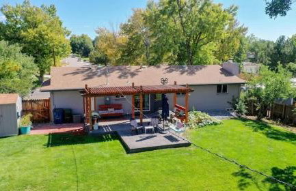 Charming four bedroom home with large yard and plenty of room for family - Foto 2