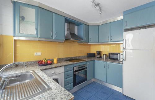 Beachfront apartment, sea view, pool, close to bars and restaurants - Photo 9