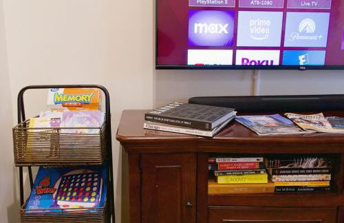 The Banksy-Free Parking -4 bedroom w King bed- Firepit Rooftop near United Center - Foto 12