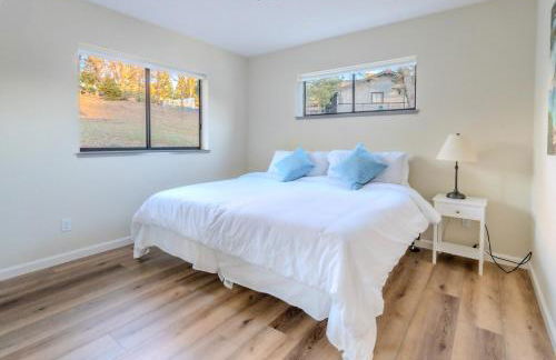 Lakefront Villa with 180 degree view private dock and boats - Foto 46