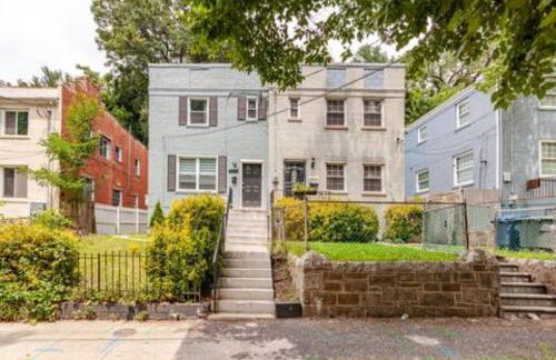 Stylish 3BR Townhouse with Backyard,and Easy Parking - Photo 59