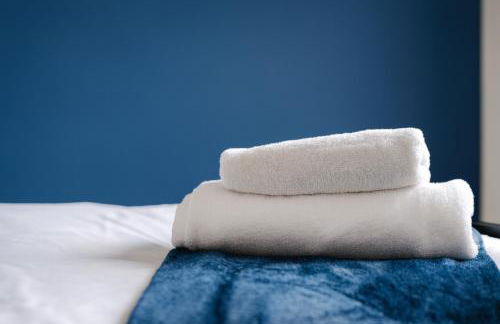 Modern 2 Bedroom House with Parking - Photo 45