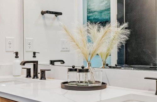 Modern 4BR Retreat in Uptown! - Foto 17