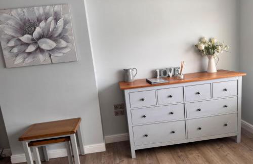 Pet-friendly - 2 Bedrooms Bungalow hot tub Parking - Foto 27