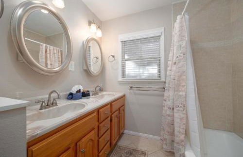 Walk to the Beach Private Backyard and Fire Pit - Foto 28