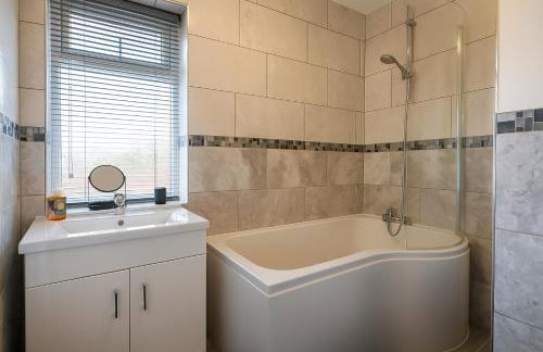 Large Home - Free Parking-WiFi By Hinkley Homes Short Lets & Serviced Accommodation - Photo 21