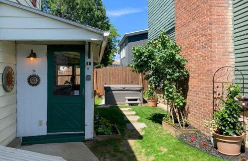 Bohemian Bungalow with Hot Tub - Foto 37