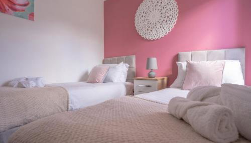 Raymond James Accommodation, sleeps up to 7, free parking, full amenities and garden - Foto 2