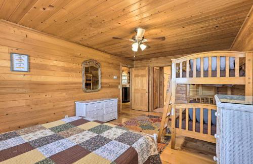 House with Dock and Slide Situated on Lake Sinclair! - Foto 13