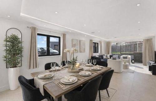 Exquisite 4BR Designer Home with Smart Features, Free Parking & SkyStream - Sleeps Up To 10 in Gerrards Cross SL9 - Photo 1