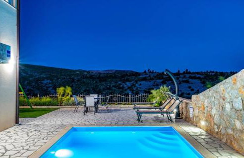 Awesome Home In Modric - Photo 21