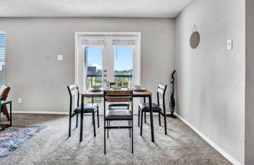 Fresh and Modern 2BR with Gym and Pool - Foto 15