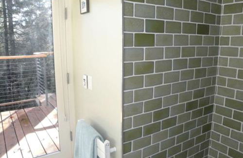 Stunning and Secluded Lakeside Getaway in the Grass Valley of California - Foto 13