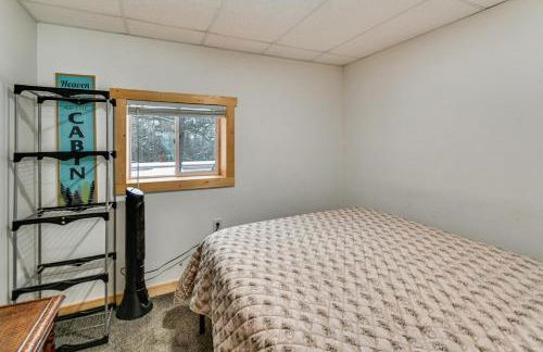 Home Theater and Hot Tub! Home Near Higgins Lake - Foto 13