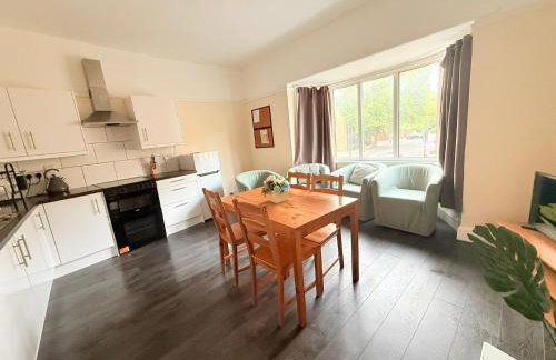 Large 4 Bedroom Sleeps 8, Spacious Apartment for Contractors and Holidays near Bedford Centre - 1 FREE PARKING SPACE & FREE WIFI - Foto 14