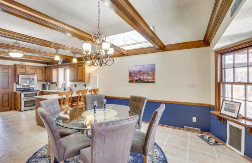 3,000-Sq-Ft Group Getaway with Pool Near Kansas City - Foto 10