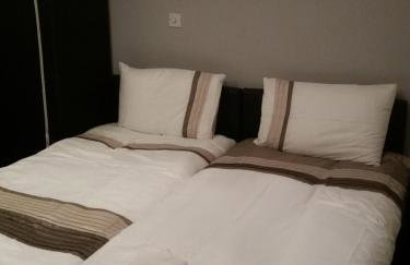 LOVELY 1 BED FLAT WITH GOOD TRANSPORT LINKS. - Photo 2