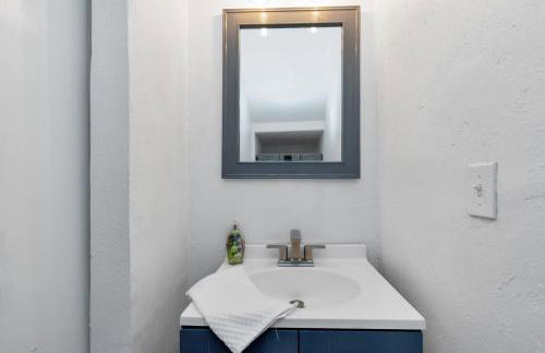 Summer Bliss 3BR Home, Walk to Beach Master Suite Sleeps 9 - Foto 38