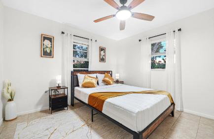 Sunny 3BR Oasis with Water View and Beach Gear Near Siesta - Foto 25