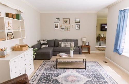 ~ The Cozy Farmhouse ~ | Sleeps 10+ | Farm Views - Foto 32