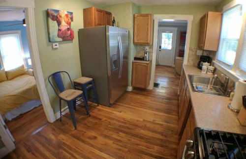 Harper Two Bedroom House in Historic Loveland - Photo 2