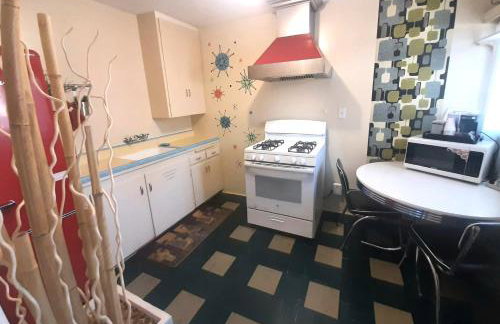 HARRY'S MAN CAVE - A Vintage Motel on the Historic 395 route - The New Star Motel Experience - Photo 4