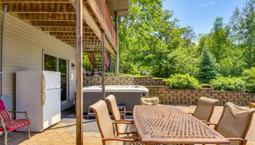 Private Lakefront Cabin with Hot Tub, Deck and Views - Foto 2