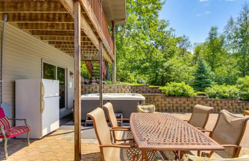 Private Lakefront Cabin with Hot Tub, Deck and Views - Foto 2