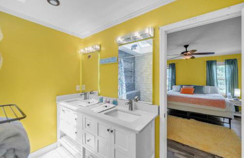 Firepit Games Grill Hot Tub Arcade & King Bed - Photo 73