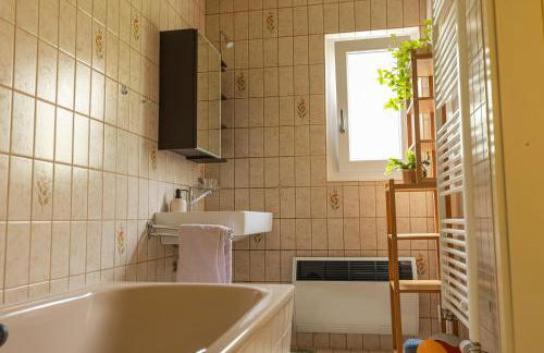 Gemütliches Haus inmitten schöner Natur mit Garten & Parkplatz - Foto 16