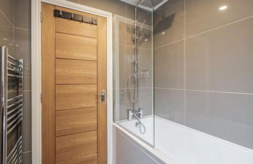 Lovely 2-Bedroom Condo With Balcony and Park View - Foto 30